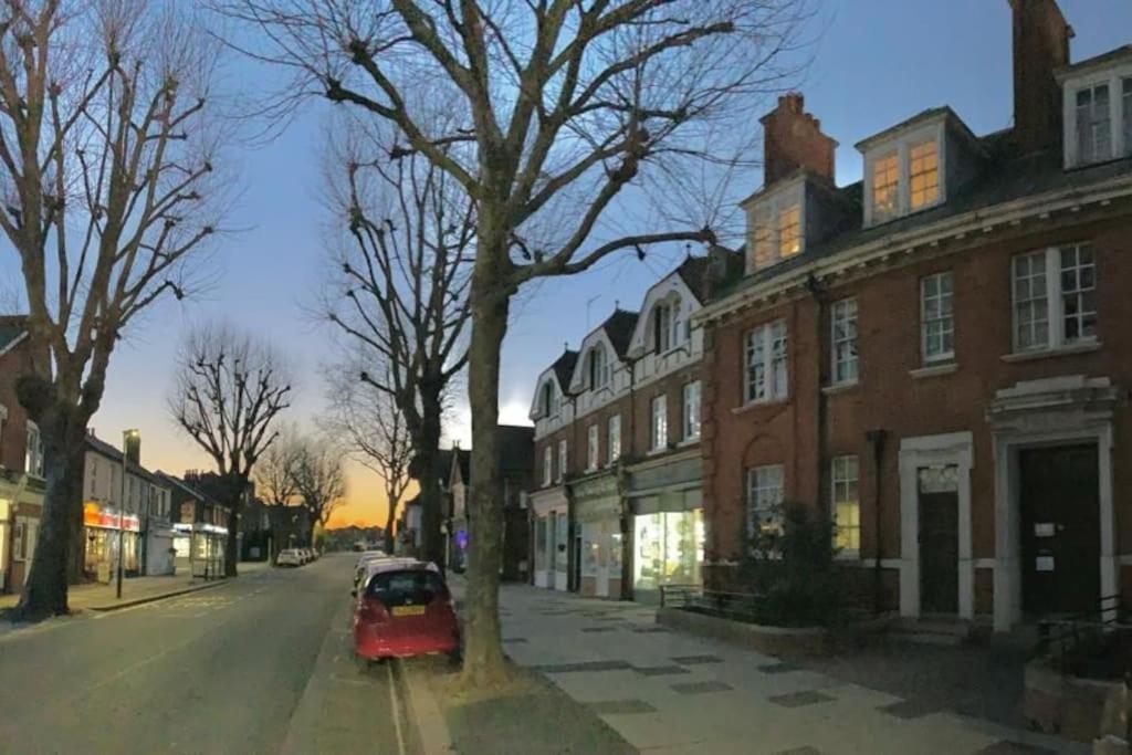 Turing Lodge, Near Hampton Court Kültér fotó