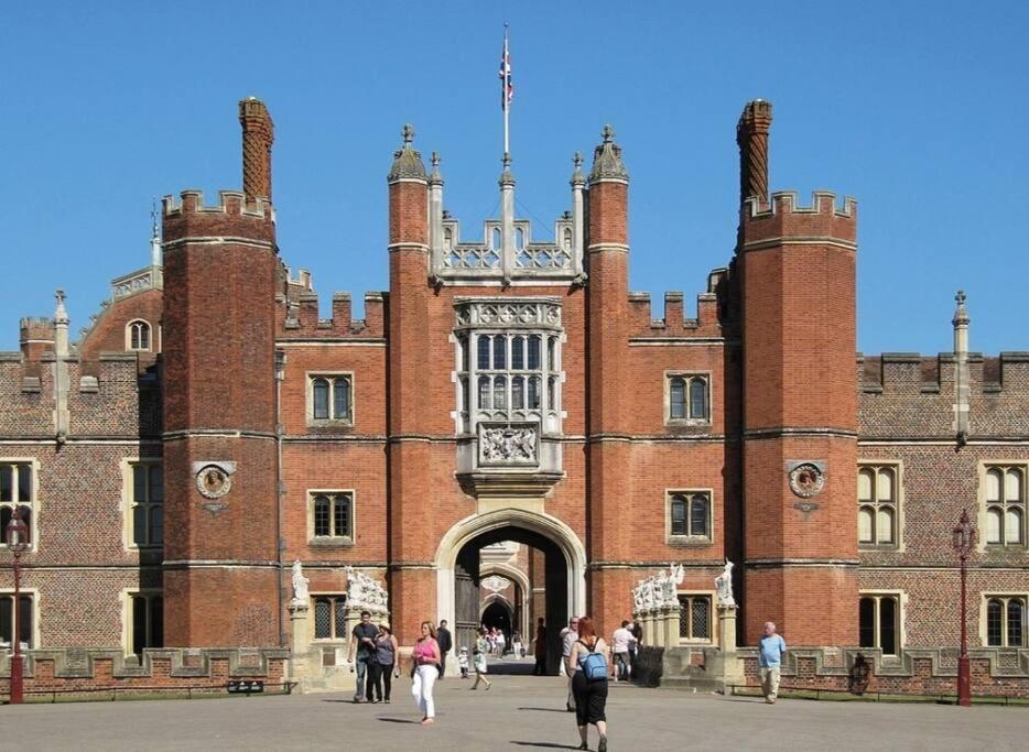 Turing Lodge, Near Hampton Court Kültér fotó